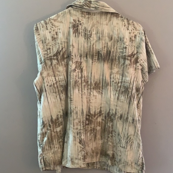 Erika button up shirt ~ size: L - Picture 3 of 3